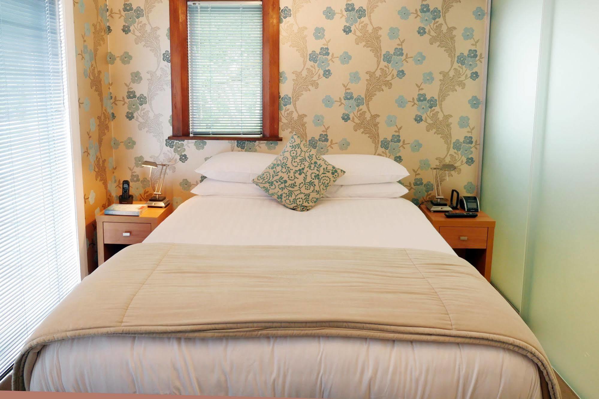 Nice Hotel New Plymouth Bagian luar foto